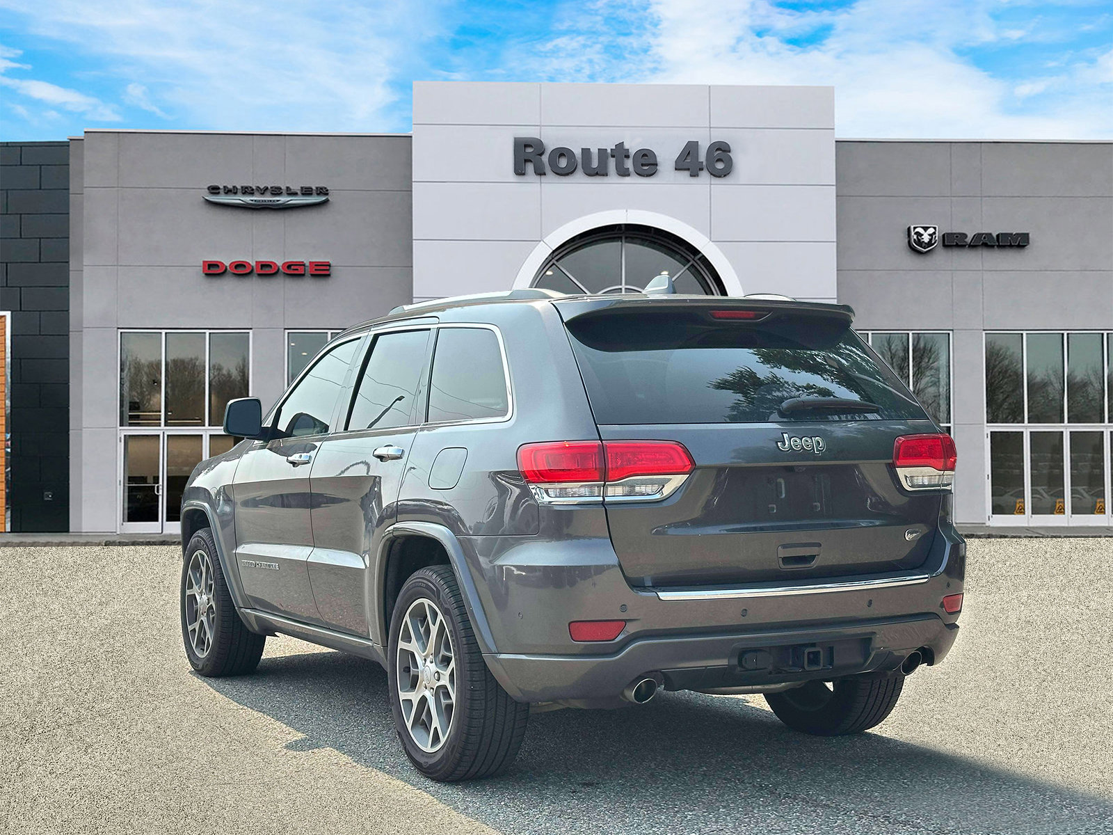 Used 2019 Jeep Grand Cherokee Overland AWD/4WD image 3