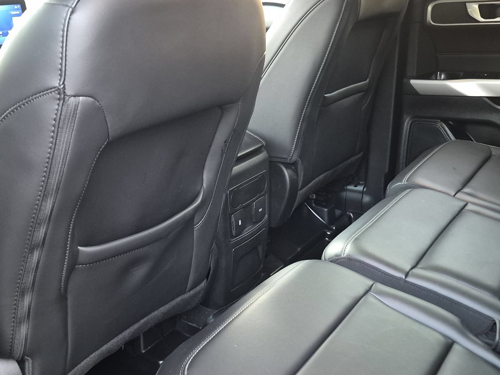 Used 2023 Ford Explorer XLT w/ Equipment Group 202A AWD/4WD image 18