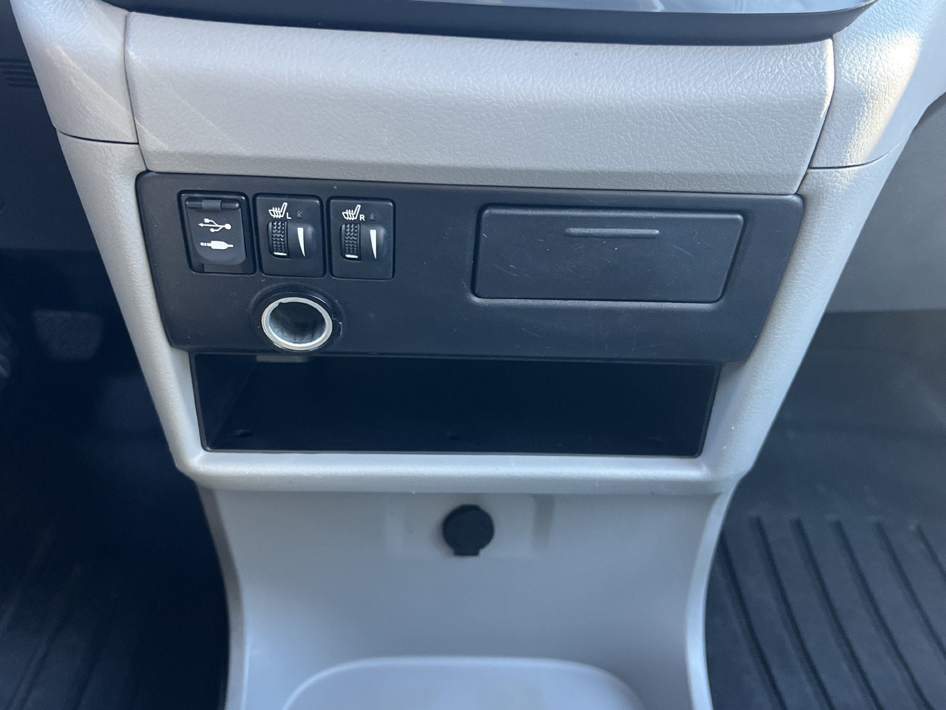 Used 2016 Toyota Sienna XLE w/ XLE Navigation Package FWD image 8