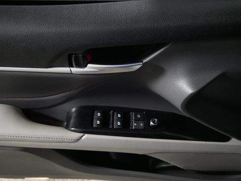 Used 2018 Toyota Camry XLE FWD image 19