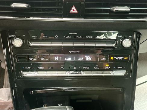 Used 2020 Kia Cadenza Technology image 16