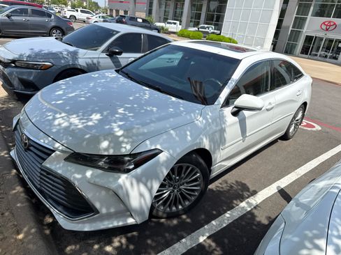 Used 2019 Toyota Avalon Limited FWD image 4