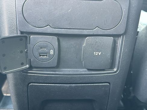 Used 2022 Ford Explorer XLT image 18