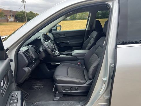 Used 2024 Nissan Pathfinder SV FWD image 6