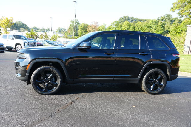 Used 2024 Jeep Grand Cherokee Altitude AWD/4WD image 4