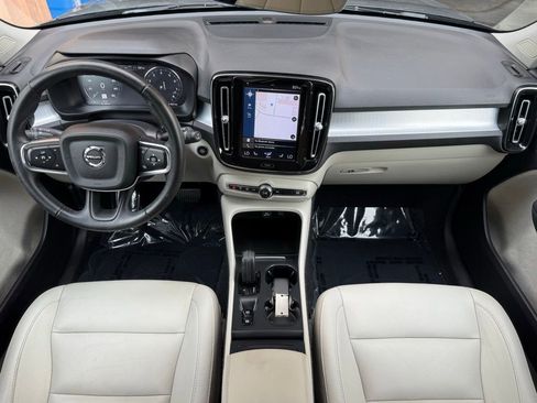 Used 2021 Volvo XC40 T5 Momentum w/ Premium Package image 24