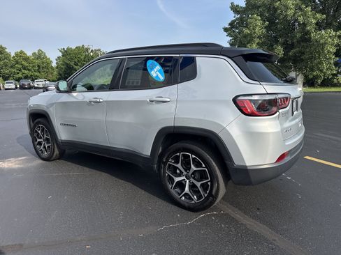 Used 2025 Jeep Compass Limited AWD/4WD image 5