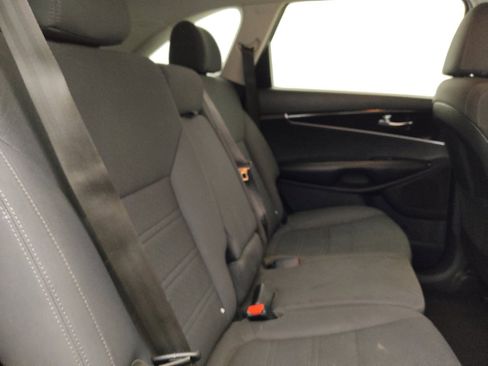 Used 2019 Kia Sorento S FWD image 19