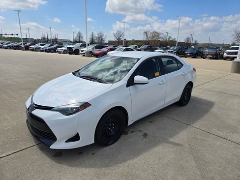 Used 2018 Toyota Corolla LE image 3