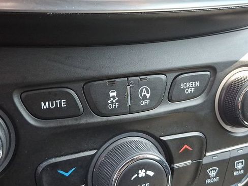Used 2019 Jeep Cherokee Latitude Plus AWD/4WD image 26