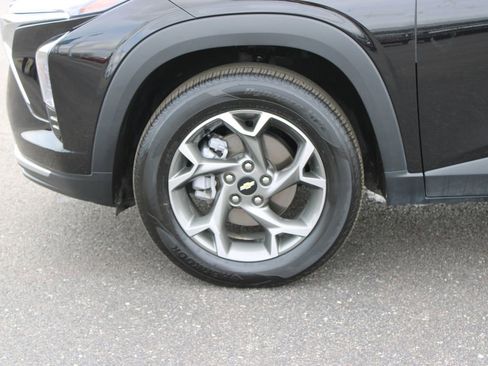 Used 2025 Chevrolet Trax LT w/ LT Convenience Package image 17