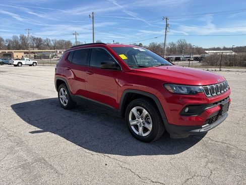 Used 2023 Jeep Compass Latitude image 5