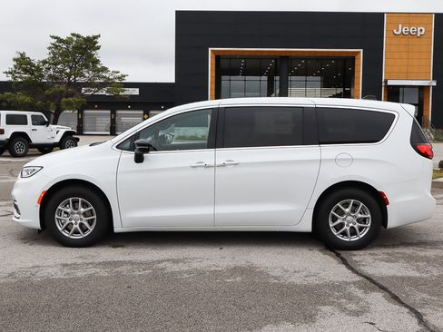 New 2026 Chrysler Pacifica Select image 8