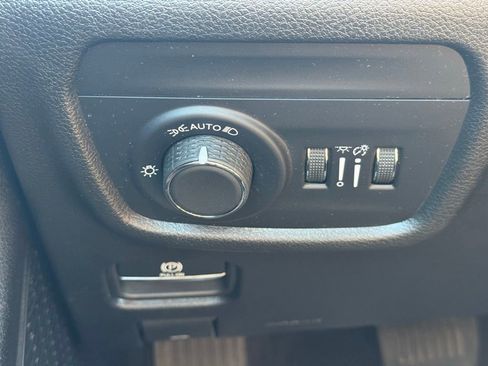 Used 2023 Jeep Grand Cherokee Laredo AWD/4WD image 36