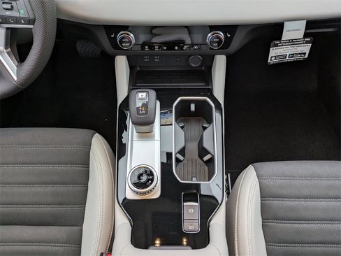 New 2025 Mitsubishi Outlander SE image 18