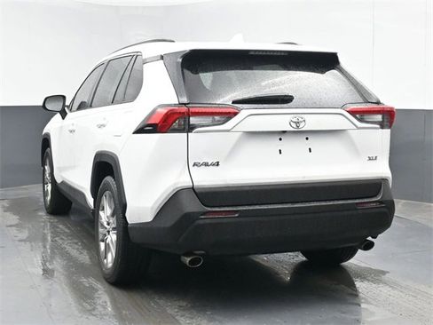 Used 2020 Toyota RAV4 XLE Premium image 6