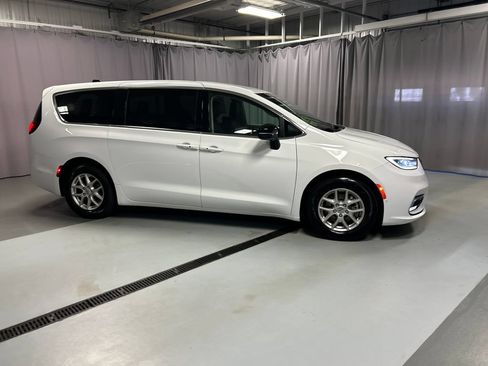 Used 2024 Chrysler Pacifica Touring-L w/ Uconnect Theater Family Group FWD image 8