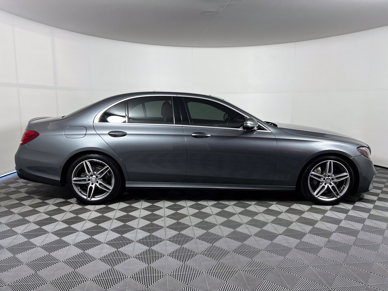 Used 2017 Mercedes-Benz E 300 image 4