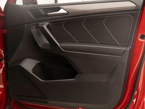 Used 2022 Volkswagen Tiguan SE w/ Panoramic Sunroof Package image 25