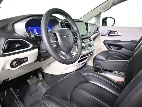 Used 2024 Chrysler Pacifica Touring-L FWD image 24