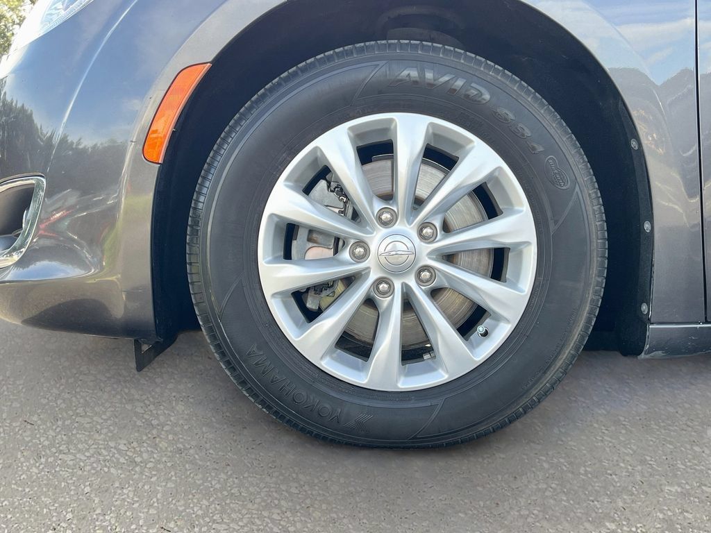 Used 2018 Chrysler Pacifica Touring-L w/ Premium Audio Group FWD image 30