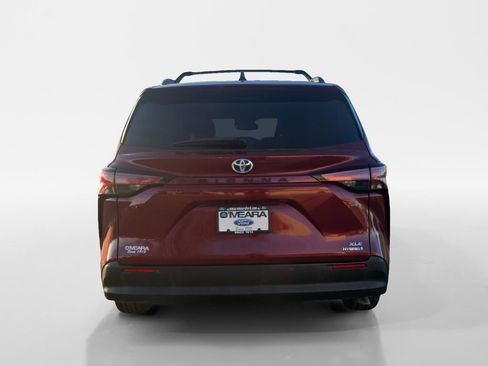 Used 2022 Toyota Sienna XLE image 4