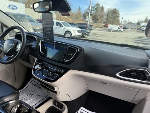 Used 2024 Chrysler Pacifica Touring-L FWD image 4