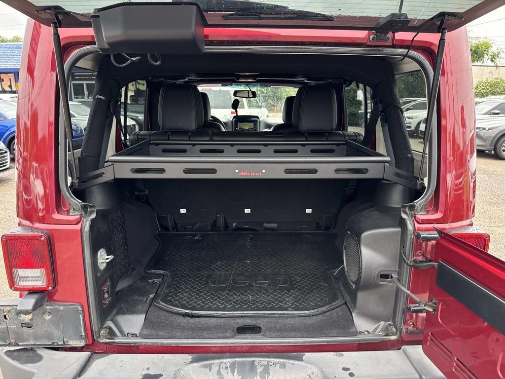 Used 2013 Jeep Wrangler Unlimited Rubicon w/ Connectivity Group AWD/4WD image 9