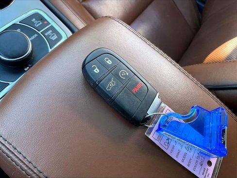 Used 2021 Jeep Grand Cherokee Overland AWD/4WD image 29