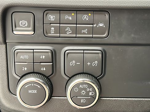 Used 2025 Chevrolet Suburban Z71 AWD/4WD image 20
