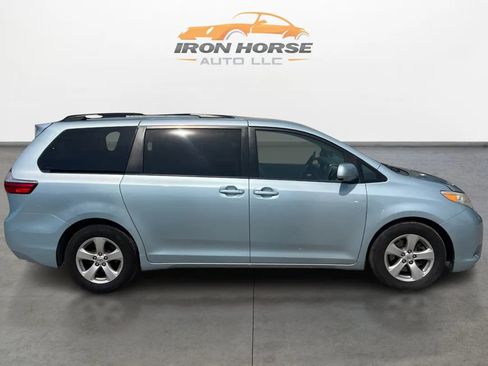 Used 2015 Toyota Sienna LE FWD image 4