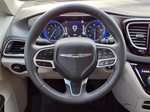 Used 2022 Chrysler Pacifica Touring-L image 8