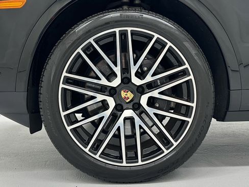 Used 2024 Porsche Cayenne AWD/4WD image 9