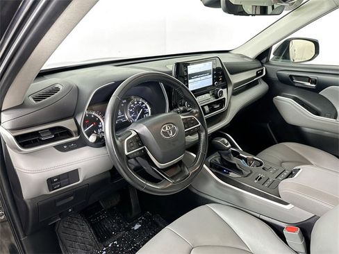 Used 2022 Toyota Highlander XLE image 19