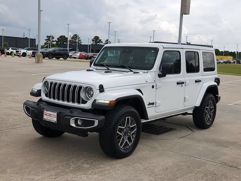 Used 2025 Jeep Wrangler Unlimited Sahara AWD/4WD image 9
