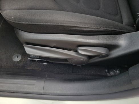 Used 2018 Jeep Renegade Latitude w/ Cold Weather Group image 9