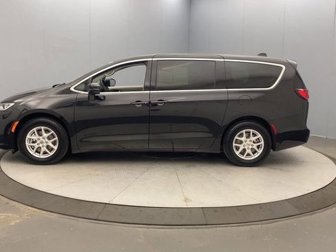 Used 2023 Chrysler Pacifica Touring-L FWD image 2