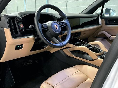 Certified 2025 Porsche Cayenne image 4
