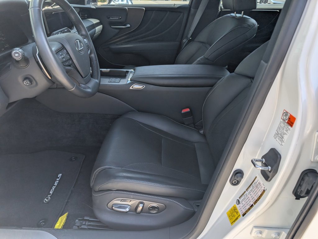 Used 2025 Lexus LS 500 w/ Accessory Package (Z1) RWD image 12