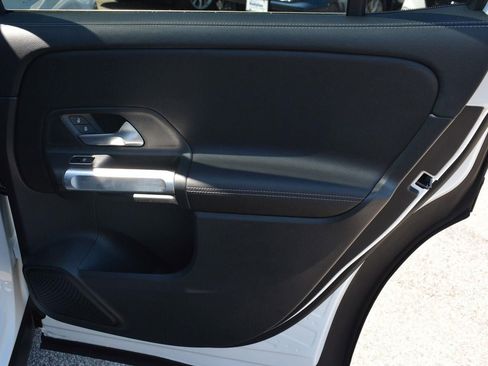 Used 2022 Mercedes-Benz GLB 250 4MATIC image 17