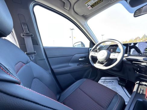 New 2025 Nissan Kicks SR AWD/4WD image 15
