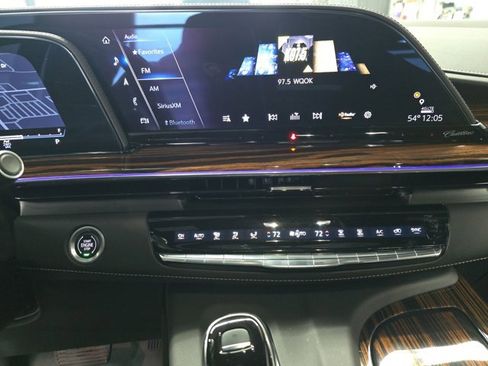 Used 2023 Cadillac Escalade Premium Luxury w/ Performance Package image 20