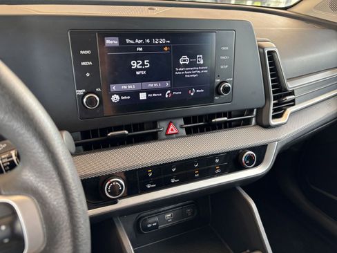 Used 2025 Kia Sportage LX image 17