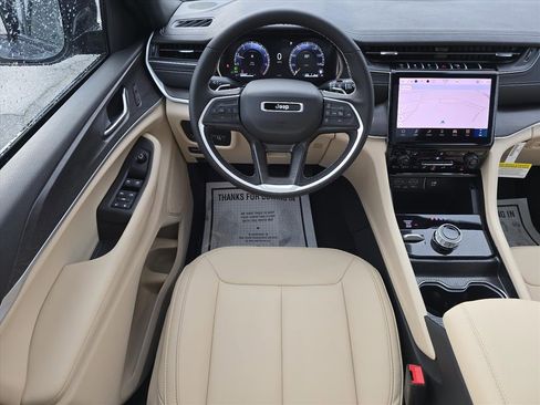 New 2025 Jeep Grand Cherokee Limited image 4