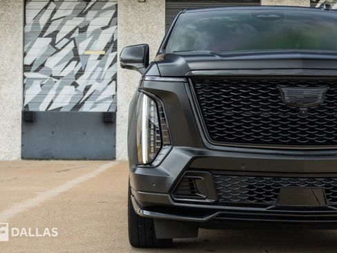 Used 2025 Cadillac Escalade V w/ LPO, ONYX Package AWD/4WD image 5