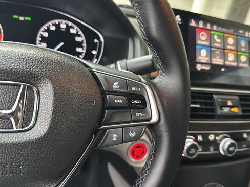 Used 2018 Honda Accord Touring image 19