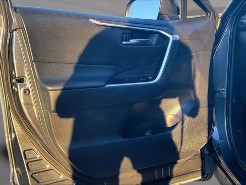 Used 2021 Toyota RAV4 XLE w/ Convenience Package image 20