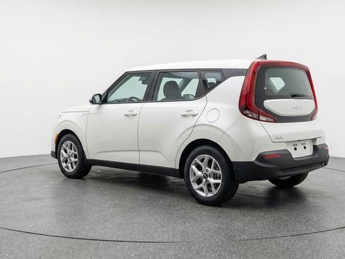 Used 2025 Kia Soul LX w/ LX Technology Package FWD image 6