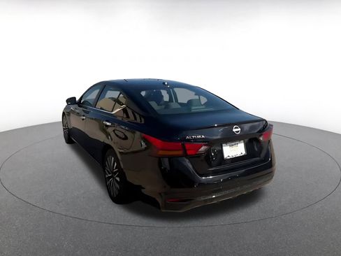 Used 2025 Nissan Altima 2.5 SV FWD image 11