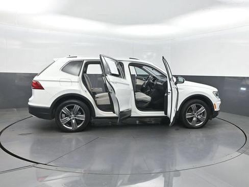 Used 2021 Volkswagen Tiguan SEL AWD/4WD image 38